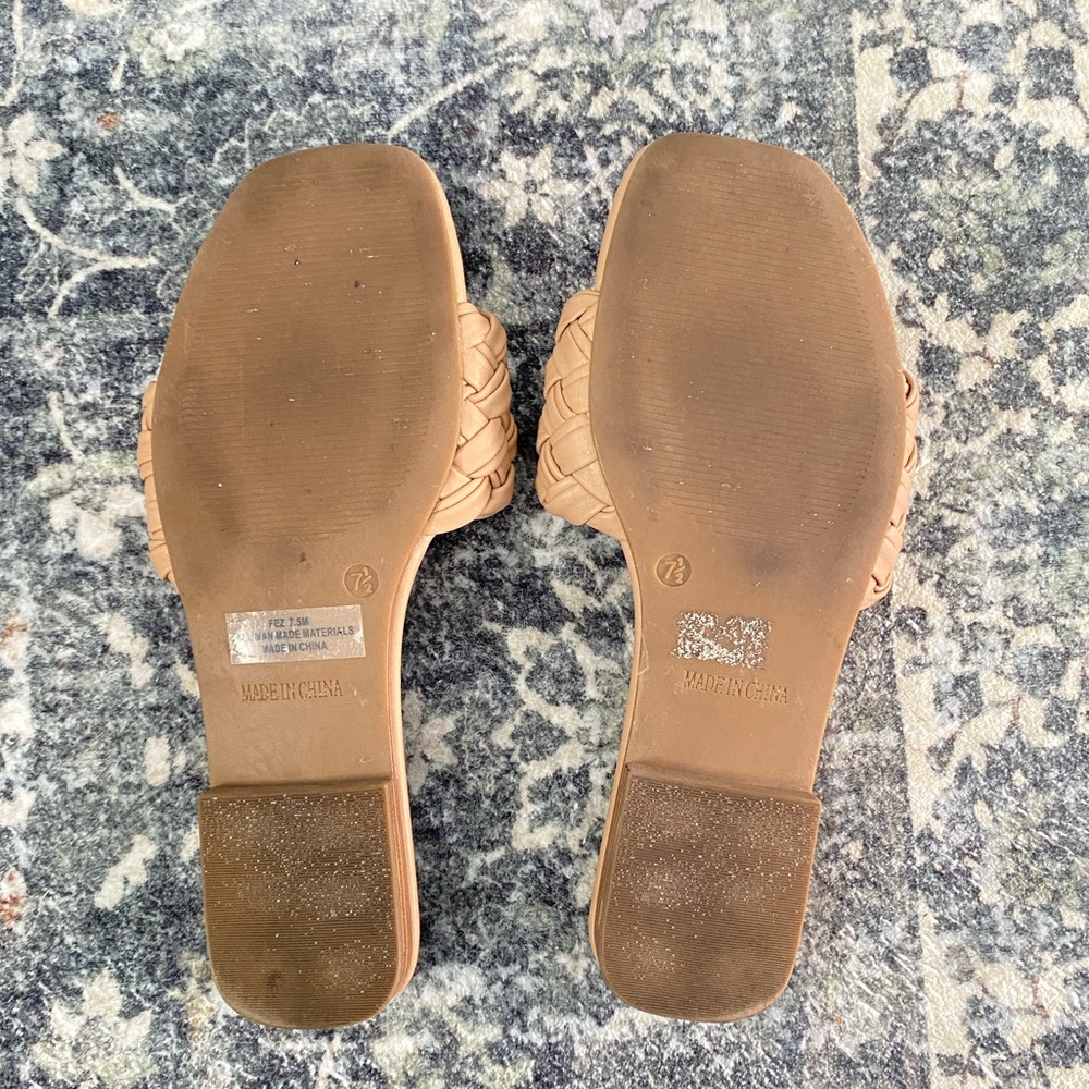Tan woven sandal slides women’s size 7.5 comfy beach pool vacation - Picture 3 of 3